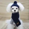 犬用の犬のアパレル帽子冬の暖かいストライプニットスカーフカラー子犬テディコスチュームクリスマス服サンタコスチューム