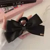 Haarclips Bronrettes Aishg Large Black Fabric Bow Grab Hair Clips Dames Nieuwe Koreaanse stijl Haarspelpin Fashion Shark Cawl Clips Girls Hair Accessoires 240426