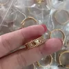 Tasarımcı Dar dört yapraklı yonca ve kaleydoskop çiftleri olan kadınlar için gümüş minibüs yüzüğü. Kadife kutu ile tam elmas şanslı işaret parmak kişiselleştirilmiş kuyruk