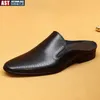 Sandalen fahion mannen half slippers ademende casual schoenen buiten indoor heren loafers lederen flats comfortabele mannelijke muilezels