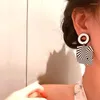 Boucles d'oreilles étalons acétate respectueux de l'environnement noir blanc géométrique 3d féminin de chute de chariot