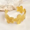 Pulseira de aço inoxidável da moda com pulseira de abertura de flores de ouro eletroplatada para acessórios sofisticados de ponta feminina