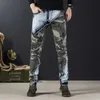 Jeans masculinos Splicing Camouflage mass de camuflagem com calça de bolsos cônicos gráficos Spring e outono da moda e outono Q240427