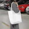 Axelväskor kraftpapper avslappnad tote för kvinnliga handväskor mode stor kapacitet vattentät design dupont väska