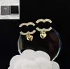Boutique 18K Gold 925 Pendientes de oro diseñador de marca Pendientes colgantes pequeños en forma de corazón Caja de aretes de alta calidad de niña de moda de moda
