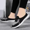 Sneakersa na zwykłe buty dla kobiet Rozprzestrzeni 2024 Spring oddychający wplecione pół kapcie matki zapatos para mujeres