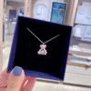 Designer Swarovskis Schmuck mit Swarovski -Elementen Die flinke kleine Bären Halskette besteht aus rosa Diamanten Milch weiße Anhänger und das schlagende Herz ein Teddybär