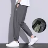 Pantalon masculin nouveau pantalon de soie de glace pour hommes marque de mode de mode lâche cravate de jambe sportive rapide 2023 Été Thin respirant coupe Pantl2404 décontracté.