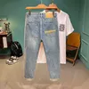 Jeans masculin New Mens Jeans Longue de cheville à la mode poches brodées imprimées vêtements décontractés en désordre Vintage Denim Street Q240427