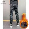 Pantaloni casual elastici della moda per jeans maschili per uomini con venti in pile e caldi caldi pantaloni invernali autunno in pelle nera Q240427