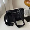 Enkel men chic svart crossbody handväska med knutna kedjeband. Perfekt för kvinnor och flickor på språng. Handla nu för avslappnad elegans.
