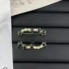 Designer des femmes de la lettre de métal épingles de broche incrustantes broches de cristal bijoux épingle perle époux de la fête d'anniversaire accessoire de mode