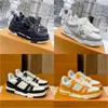 2024 Anpassad modeklassisk lyx Mens kvinnor Runningskor Lovers White Trainer Designer Sneakers Skriva ut låg-top Grön röd svart vit andningsbar spring 36-45