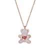 Designer Swarovskis Schmuck mit Swarovski -Elementen Die flinke kleine Bären Halskette besteht aus rosa Diamanten Milch weiße Anhänger und das schlagende Herz ein Teddybär