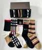 Designer Socken Geometrisches Muster Baumwollweiche Modesport und Freizeit für Frühling und Herbst mit schwarzen, weißen und grauen Farben geeignet.