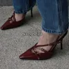 Vestimenta de diseñador de lujo zapatos para mujeres sandalias embellecidas de metal de metal