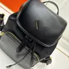 Cowhide Backpack高品質のデザイナーレディーススクールバッグクラシックハンドバッグ軽量カジュアルファッショナブルなミラー品質バッグ多機能バッグ