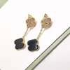 Orecchini designer Fiore a quattro foglie Clover Luxury Stud Women Charm Gioielli retrò Gold Vanclef Earring Regali vintage 7809