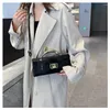 Förvaringspåsar kvinnors handväska för kvinnor metallhandtag läder designer crossbody mode trend axelväska