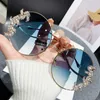 Designerskie okulary przeciwsłoneczne nowe krawędzie bezramkowe z diamentowymi okularami przeciwsłonecznymi Modne okrągłe dhinestone okulary przeciwsłoneczne Design fali i lustrzane okulary nóg