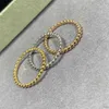 Designer High version van Mizhu Tricolor Ring är och kan staplas för dagligt slitage. Personlig nischljus lyx Enkelt lämpliga män kvinnor att bära trendiga