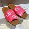 Sandales de designer célèbres Femme Woody Flat Mule Slippers Fomen Mousse Foam Slides Platform Home Slipper Summer SATILS PLAQUES CHAPEURES SULLER