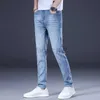 Jeans masculin printemps / été nouveau jeans masculin jeans slim fit petit pied édition tendance des grands jeans élastiques bleu clair des hommes et pantalons