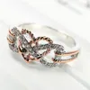 Mit Seitensteinen einzigartige Design hohl aus Goldfarbe Mode Frauen Ringe Schmuck klare Zirkon Ring Girls Geschenke modisch