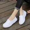 Lässige Schuhe weiße Ladung Frauen Leder Frau Plattform Sneakers Schwarze Ausrutscher für 2024 Zapatillas de Mujer