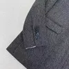 Kvinnors kostymer Blazers Designer tidigt på våren Herringbone mönster kostym Classic Lapel Multi Pocket Contrast Letter Versatile Top NDC0