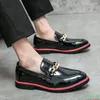 Sapatos casuais designer de couro homens escritórios Bussiness Supomers pretos vestido de noiva italiano masculino macho