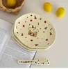 Style de style irrégulier assiette de dessert mignon gâteau illustration illustration crème pour petit déjeuner assiette en céramique