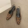 Zapatos casuales sandalias para mujeres puntiagudos de diseño de estampado de leopardo y tacón bajo mula negra al aire libre