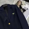 Kvinnors kostymer Blazers Designer tidigt på våren Western Style Flip Collar Suit coat Classic Invertered Triangle Letter Metal Button Slim Fit W3x7