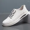 Chaussures décontractées 2024 printemps en cuir authentique en cuir masculin pour hommes Band élastique confortable fond plat de luxe hommes coudre noire blanc