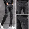 メンズジーンズ2022春と秋の新しい韓国版メンズジーンズスリムフィットスモールストレートチューブメンズジーンズユースブラックグレーパンツプラスサイズパンツ