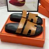 Chypre Designer Sandały na męskie damskie skórzane zamszowe płaskie obcasy Casual Walk Sandles Man Man Claquette Summer Beach Slowers Buty Kapciecze dobre