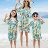 家族を一致する服をマッチする夏のビーチママ娘フラワースカートパパ息子Tシャツショーツホリデーカップ