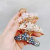 Hårklämmor Barrettes Grace Temperament Hair Claw Clamp för kvinnor Girl Floral Floral Rhinestone Pearl Korean Handgjorda Fashion Head Accessories 240426