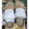 2024 Sandálias de designer Brand Women Slippers Sandal Fashion Room Sapatos femininos praia casual Soled grossa Black Shoemaker Slide de luxo 35-45