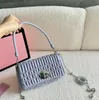 Kvinnors rosa designer kuvert Cleo Bag Miui Satchel Tote Wander Matelasse Underarm Brand Wallet hobo lyx äkta läder med axelbandkoppling