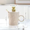 Muggar Candy Color Girl Geometric Mug Simple Ceramic Cup med Golden Bear Lock Spoon Cups Thermal For Coffee Travel Set Go