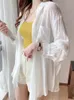 Chemise de style coréen Femme Summer Suncreen Blouse dames glacée Silk blanc manche en soleil Cardigan manteau mince 240426