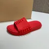 Роскошные дизайнерские тапочки заклепки панк -сандалии для мужских летних обуви шипов Sliders Sliders Черно -красно -белые подошвы подошва мулы Sandles Mules Sale