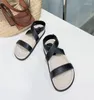 Sıradan Ayakkabı 2024 Yaz Stili Kadınlar İçin Basit Kalın Çıkarılmış Sandalet Orijinal Deri Daireler Açık Ayak Parmağı Sığ Ağız Kayışı Roman