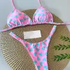 Set Qinjoyer rosa costumi da bagno femminile brasiliano bikini carine cartocco stampare costume da bagno sexy perizoma set 2023 abito da bagno da bagno da bagno da bagno abbigliamento da spiaggia