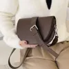 Internet Celebrity Textuur brede riem met één schouder Crossbody dames 2024 Spring New Trendy Saddle Bag