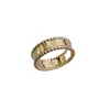 Originele Hot Selling V-Gold CNC Prachtig gesneden kenmerkende ring met niche-ontwerp 18K Rose Gold Rand Glossy staat en voor vrouwen met logo