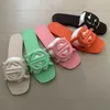 Дизайнерские сандалии женщины, переполняющие слайды резиновые тапочки.