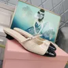 Sangle en cuir Miui Chaussures de créateurs à talons hauts pour les sandales de luxe pour femmes avec boucle rond des talons bas de la mode